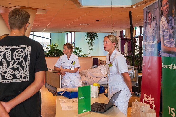 In beeld: Iedereen wil de operatiekamer in – grote drukte bij opleidingsmarkt Isala Zwolle