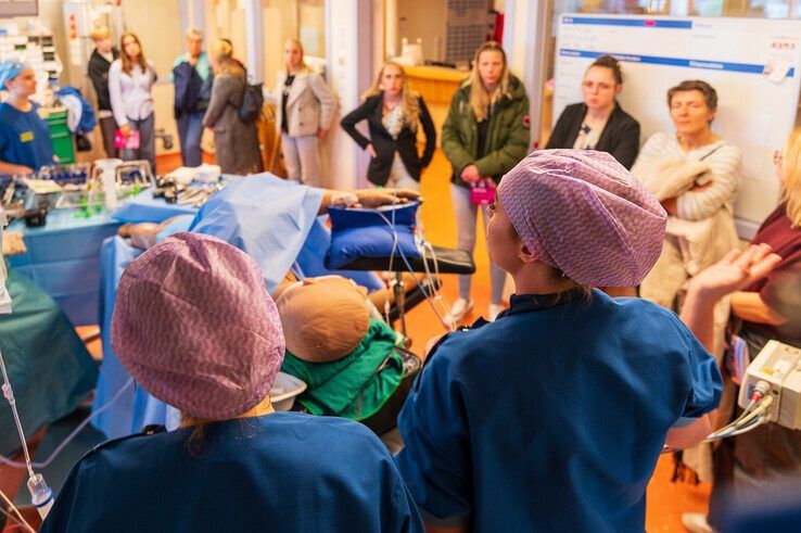 In beeld: Iedereen wil de operatiekamer in – grote drukte bij opleidingsmarkt Isala Zwolle