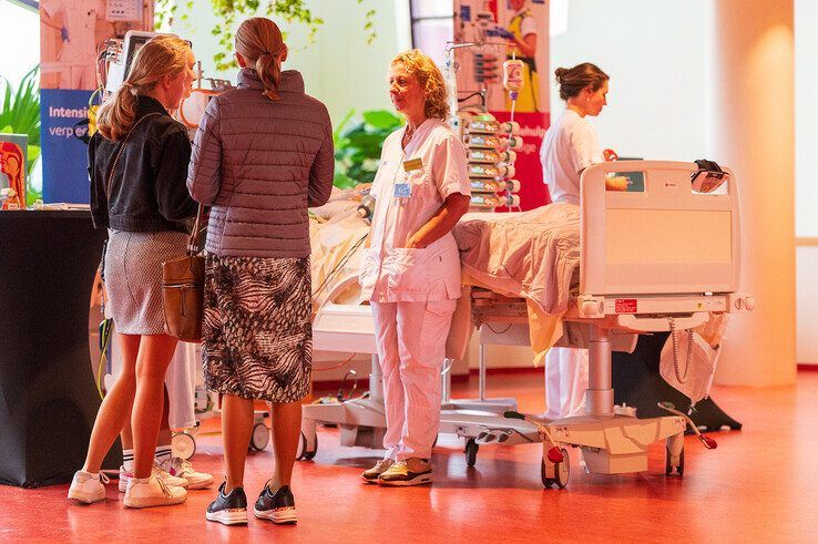 In beeld: Iedereen wil de operatiekamer in – grote drukte bij opleidingsmarkt Isala Zwolle