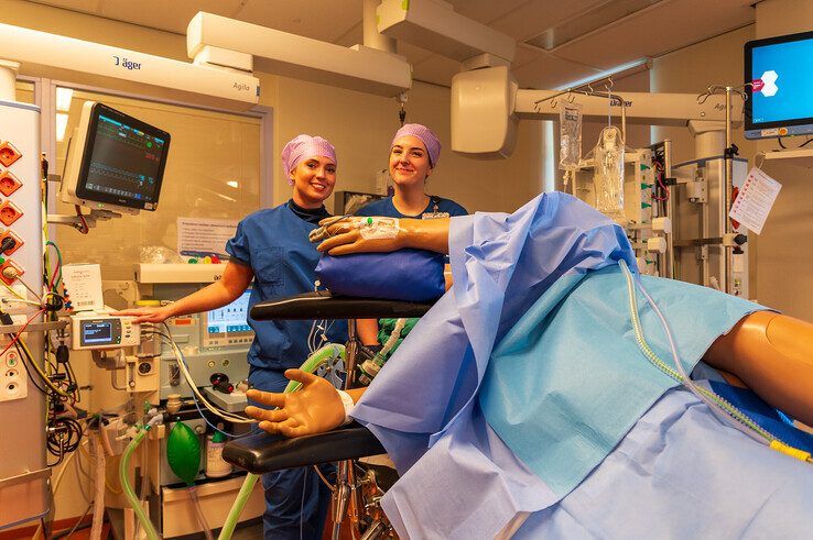 In beeld: Iedereen wil de operatiekamer in – grote drukte bij opleidingsmarkt Isala Zwolle