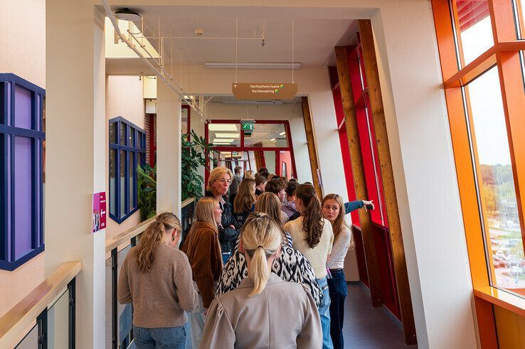 In beeld: Iedereen wil de operatiekamer in – grote drukte bij opleidingsmarkt Isala Zwolle