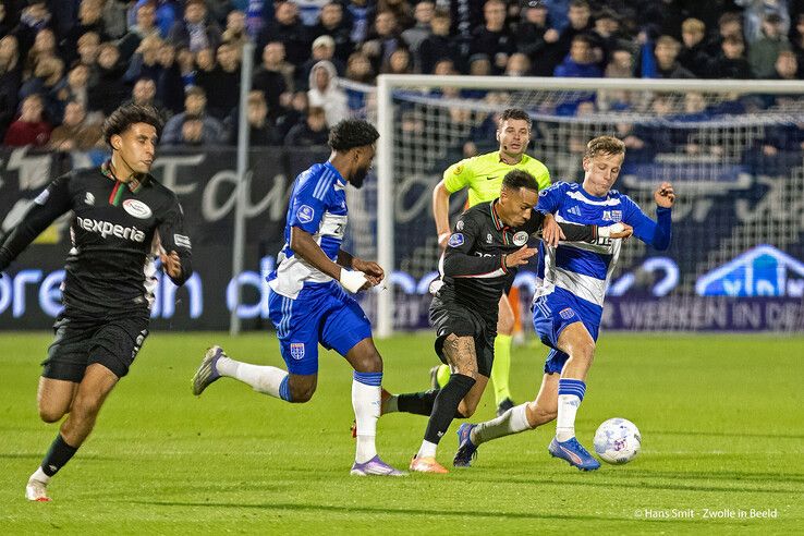 In beeld: NEC tweemaal op voorsprong, maar PEC Zwolle weigert te buigen