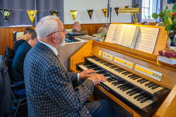 Evert Schoonhoven (82) al 70 jaar organist in gereformeerde kerk Kamperveen