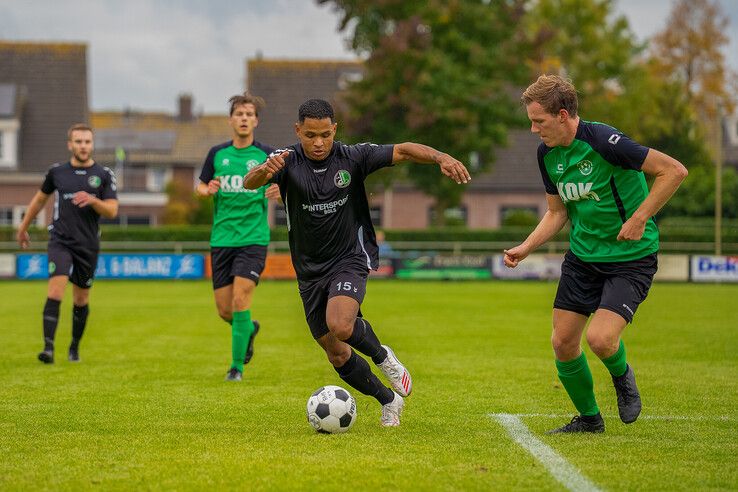 In beeld: ’s-Heerenbroek wint van De Weide na sterke slotfase