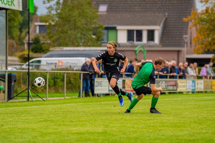 In beeld: ’s-Heerenbroek wint van De Weide na sterke slotfase