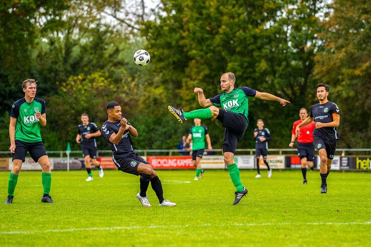In beeld: ’s-Heerenbroek wint van De Weide na sterke slotfase