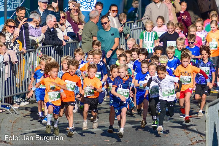 In beeld: Rianne Niewold en Yannick Mager winnen Stadshagenrun in Zwolle