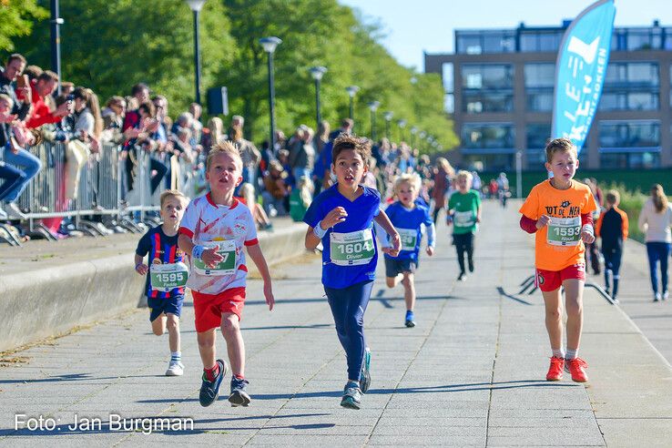 In beeld: Rianne Niewold en Yannick Mager winnen Stadshagenrun in Zwolle