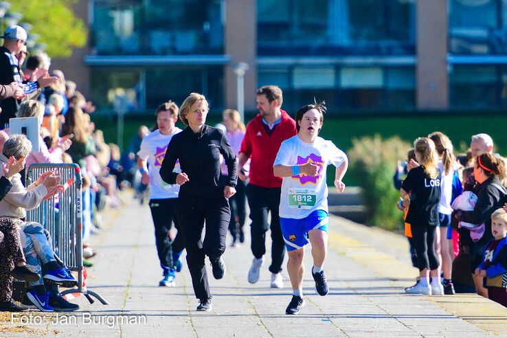 In beeld: Rianne Niewold en Yannick Mager winnen Stadshagenrun in Zwolle