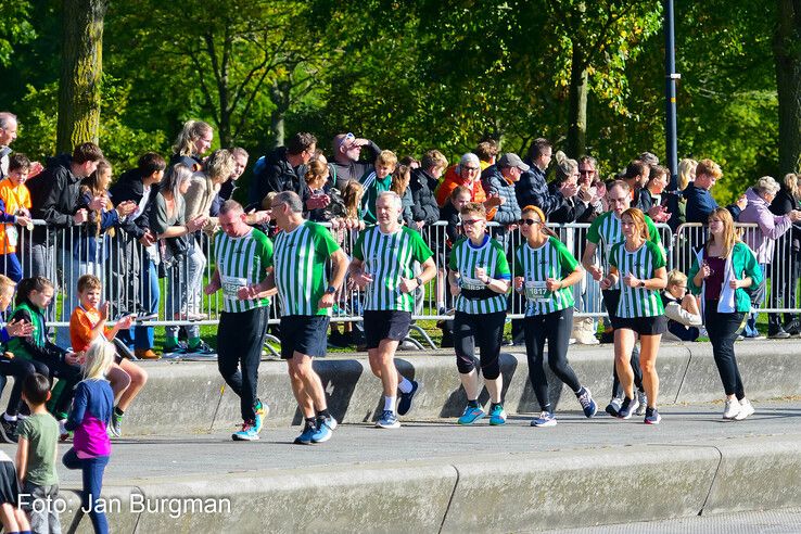 In beeld: Rianne Niewold en Yannick Mager winnen Stadshagenrun in Zwolle