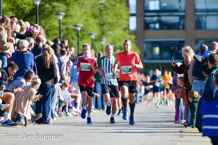 In beeld: Rianne Niewold en Yannick Mager winnen Stadshagenrun in Zwolle