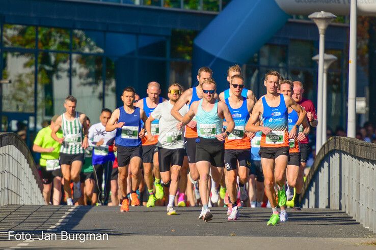 In beeld: Rianne Niewold en Yannick Mager winnen Stadshagenrun in Zwolle