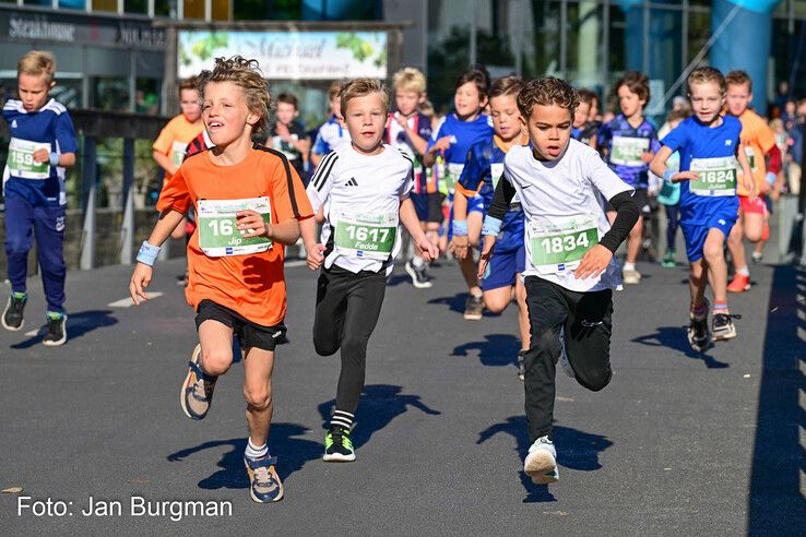 In beeld: Rianne Niewold en Yannick Mager winnen Stadshagenrun in Zwolle
