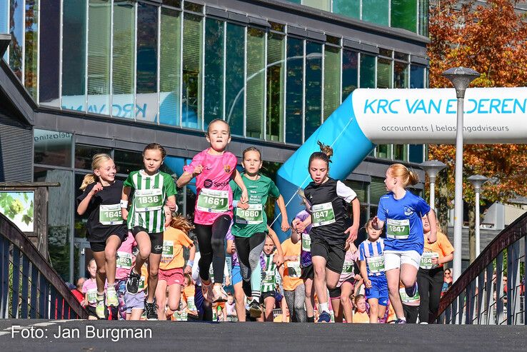 In beeld: Rianne Niewold en Yannick Mager winnen Stadshagenrun in Zwolle