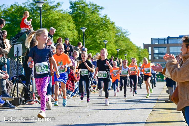 In beeld: Rianne Niewold en Yannick Mager winnen Stadshagenrun in Zwolle