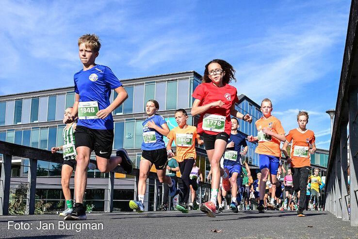 In beeld: Rianne Niewold en Yannick Mager winnen Stadshagenrun in Zwolle