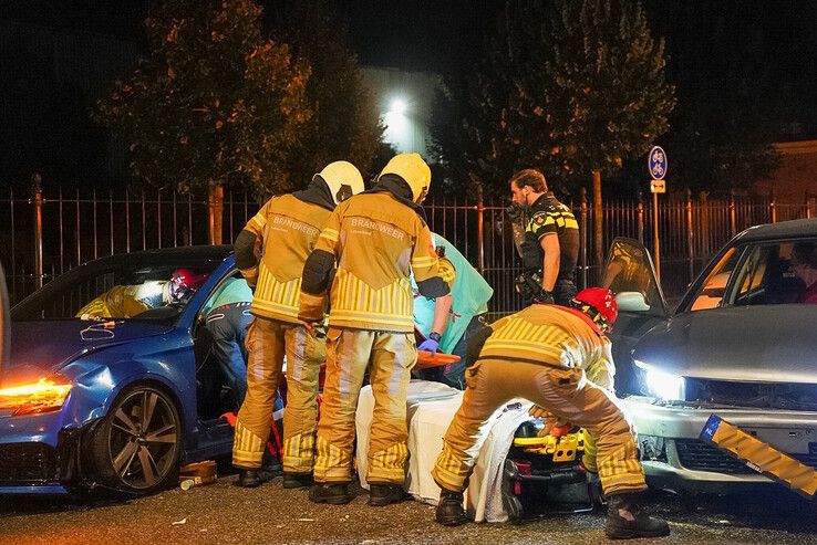 Brandweer bevrijdt bestuurder na botsing op Blaloweg.