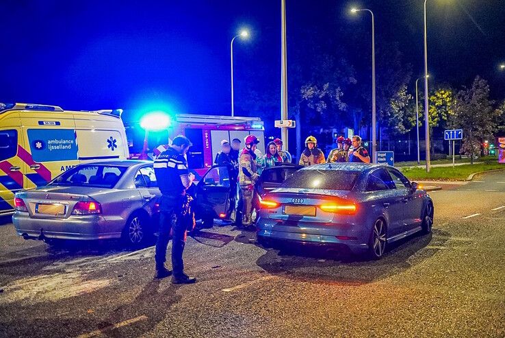 Brandweer bevrijdt bestuurder na botsing in Zwolle