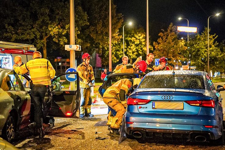 Brandweer bevrijdt bestuurder na botsing in Zwolle