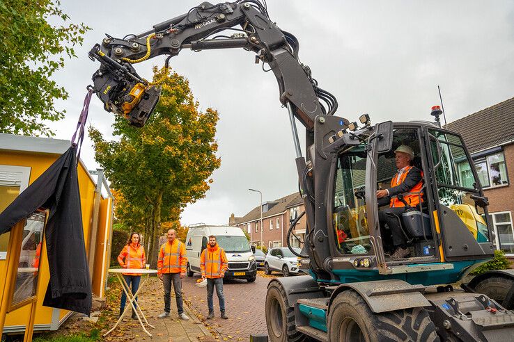 Wethouder Erik Faber onthult bouwbord in IJsselmuiden.