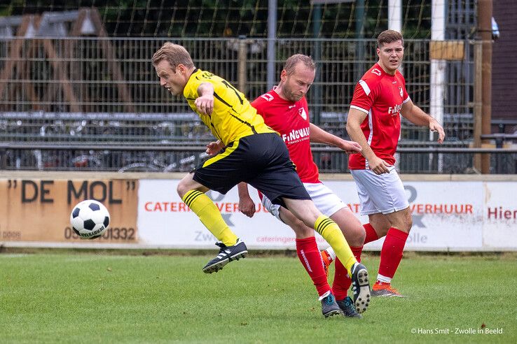 In beeld: Koploper Zalk te sterk voor Wijthmen in IJsseldelta-derby