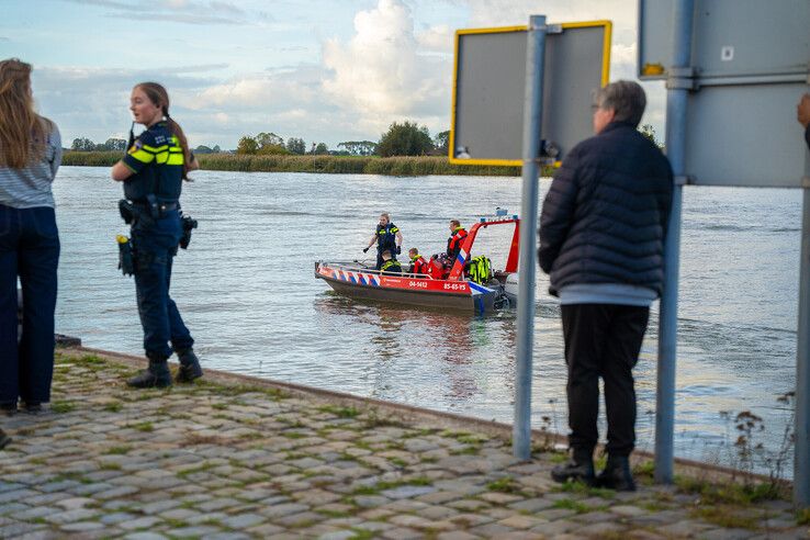 Vanuit een boot haalden hulpverleners de verwarde man uit de IJssel.