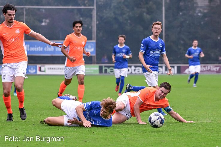 In beeld: Rode kaart breekt CSV ’28 op in derby bij WVF