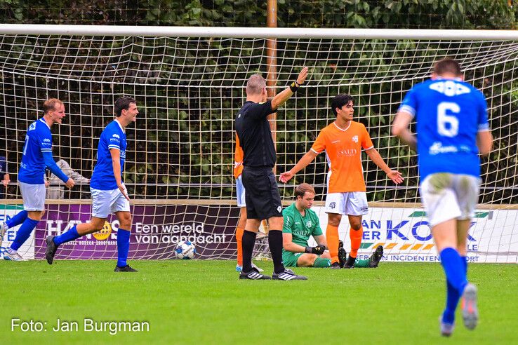 In beeld: Rode kaart breekt CSV ’28 op in derby bij WVF