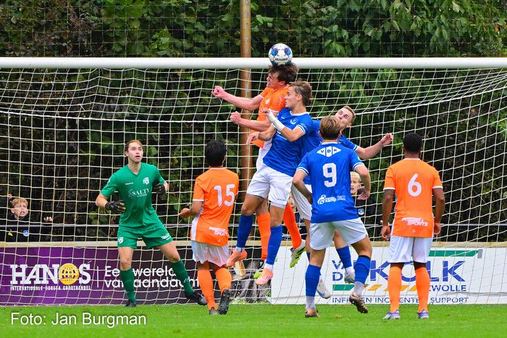 In beeld: Rode kaart breekt CSV ’28 op in derby bij WVF