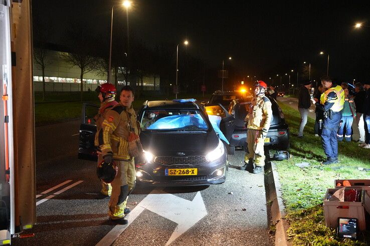 Auto vliegt over middenberm na tikje in de bocht in Zwolle