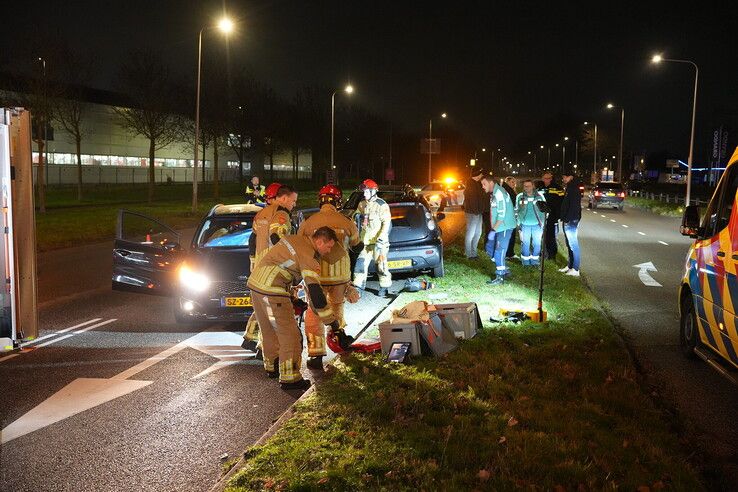 Auto vliegt over middenberm na tikje in de bocht in Zwolle