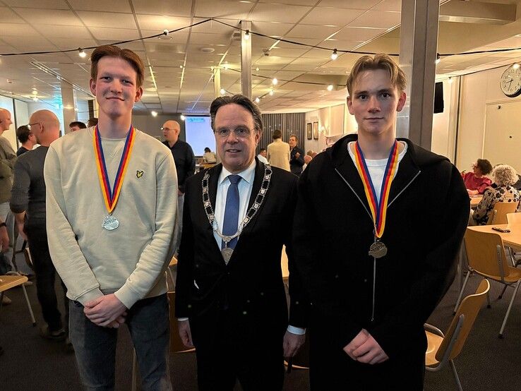 Eerste Jeugdlintje ooit in Zwartewaterland voor Luka en Hugo uit Zwartsluis