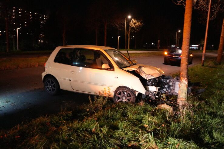Auto botst tegen boom na mogelijke afsnijactie op Middelweg