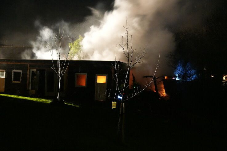 Schuurbrand in Hattem slaat over naar buurperceel