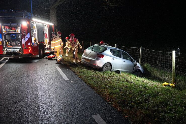 Auto tegen boom op de Wijheseweg