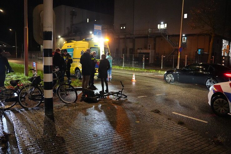 Fietser botst met auto op Blaloweg, automobiliste rijdt door