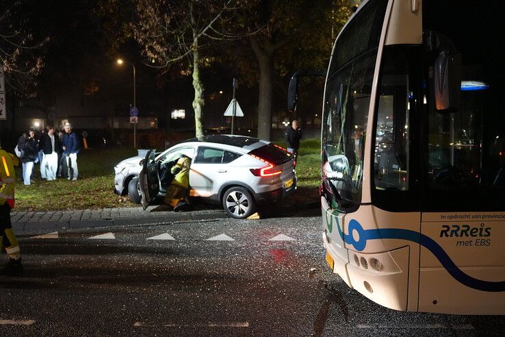 Twee gewonden bij botsing tussen auto en lijnbus in Zwolle