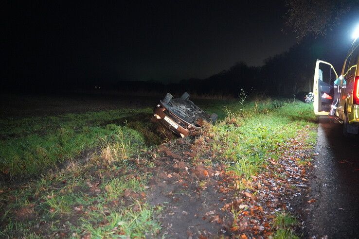Auto slaat over de kop in sloot