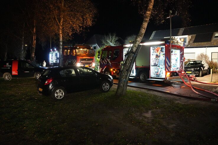 Schuurbrand in Hattem slaat over naar buurperceel