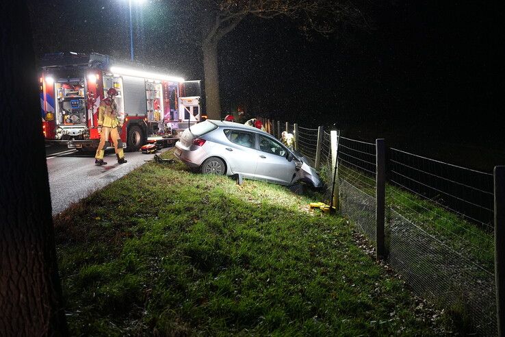 Auto tegen boom op de Wijheseweg