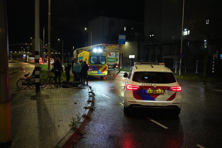 Fietser botst met auto op Blaloweg, automobiliste rijdt door