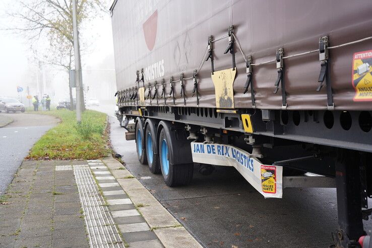 Aanrijding tussen personenauto en vrachtwagen op Grote Voort – Blaloweg in Zwolle forse schade