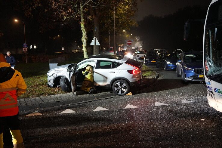 Twee gewonden bij botsing tussen auto en lijnbus in Zwolle