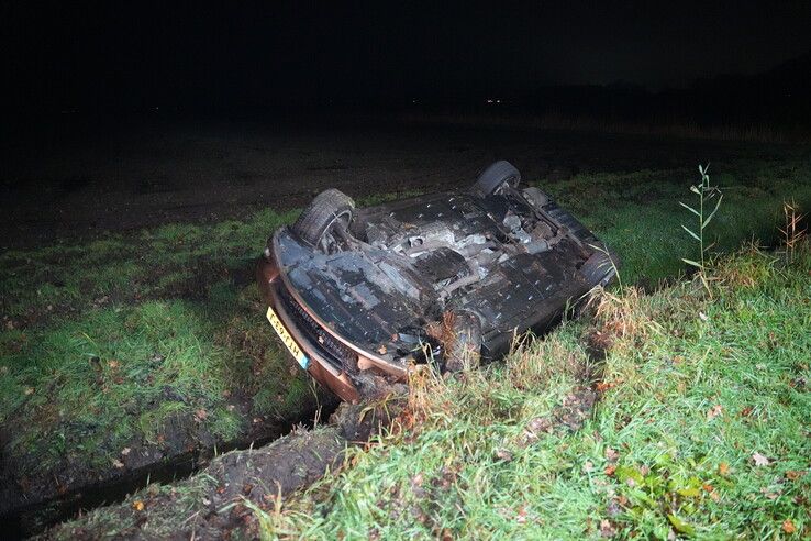 Auto slaat over de kop in sloot