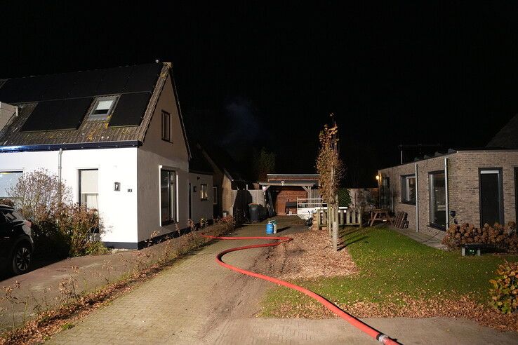 Schuurbrand in Hattem slaat over naar buurperceel
