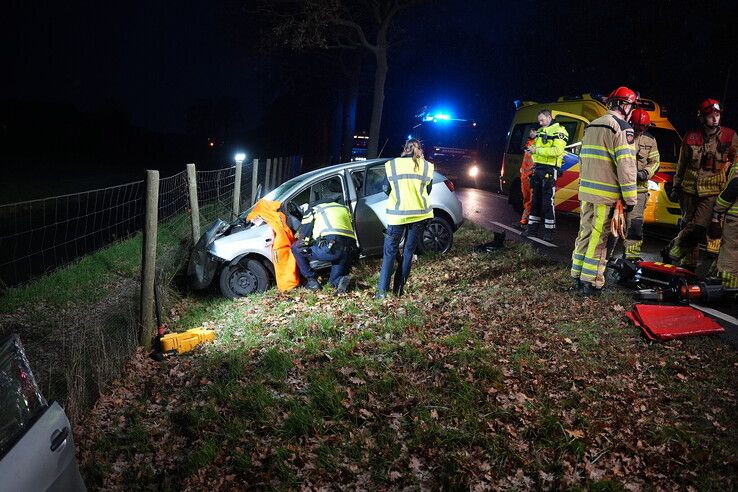 Auto tegen boom op de Wijheseweg