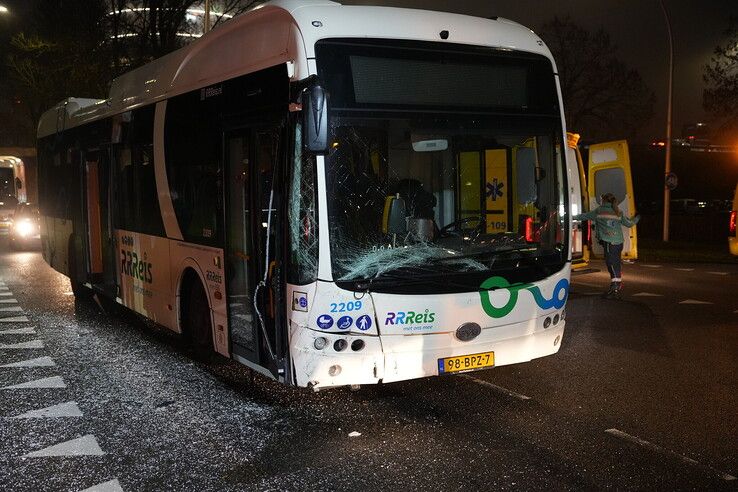 Twee gewonden bij botsing tussen auto en lijnbus in Zwolle