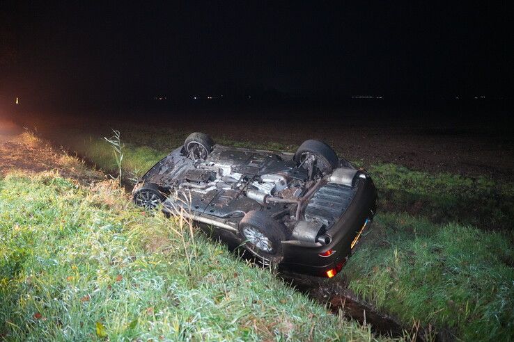 Auto slaat over de kop in sloot