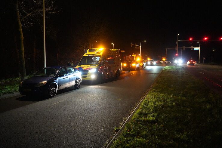 Auto botst tegen boom na mogelijke afsnijactie op Middelweg