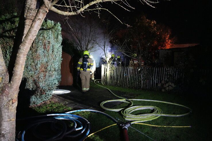 Schuurbrand in Hattem slaat over naar buurperceel